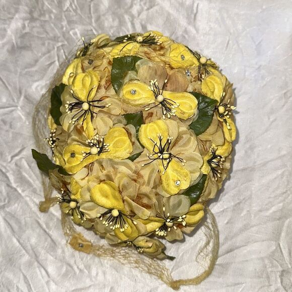 Vintage 50s/60s Yellow Floral Hat with netting that ties under chin - Picture 7 of 7